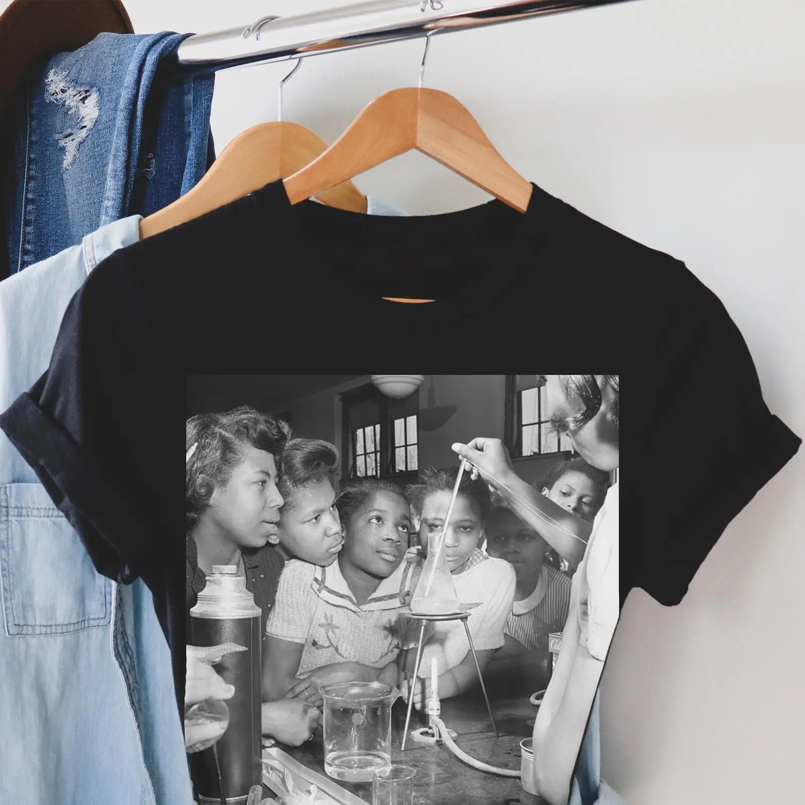 Vintage Fashion History - Siyah Tenli Kızlar Bilim Derslerinde Tişört